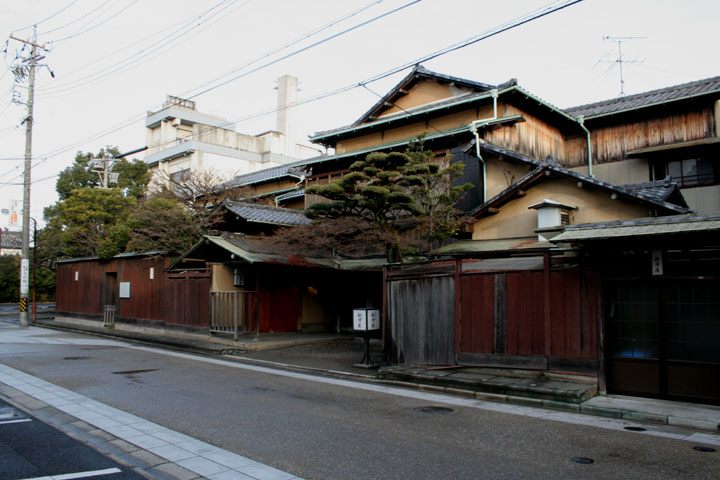 大塚本陣は現在、泉鏡花の「歌行灯」の 舞台となった料亭「船津屋」 となっている」