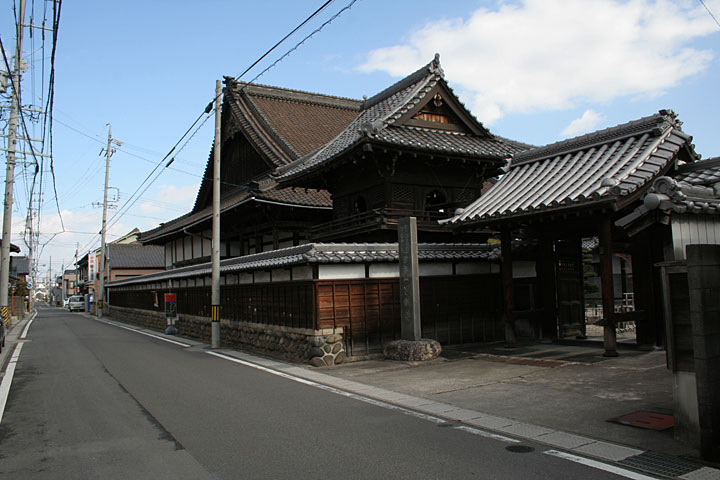 了順寺-山門は桑名城のものを移築したと伝えられている