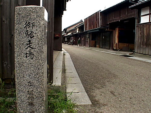 御馳走場　宿場町に出入りする大名行 列の一行を、宿の役人が出迎えた所