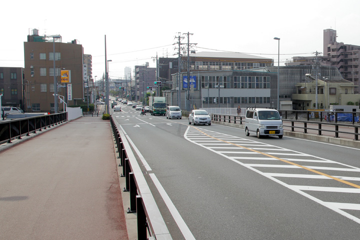 中川運河を渡る佐屋街道東行き