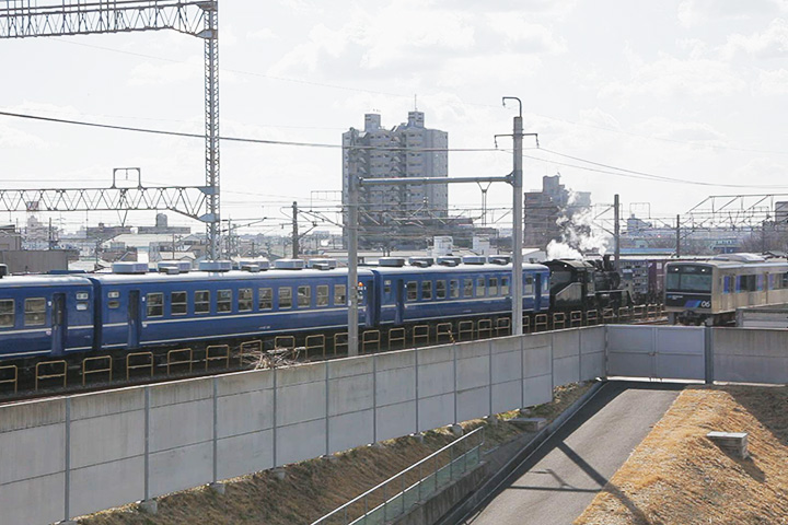 あおなみ線の車両とすれ違うC56