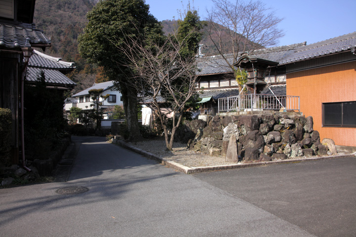 道標と常夜灯(養老町桜井)