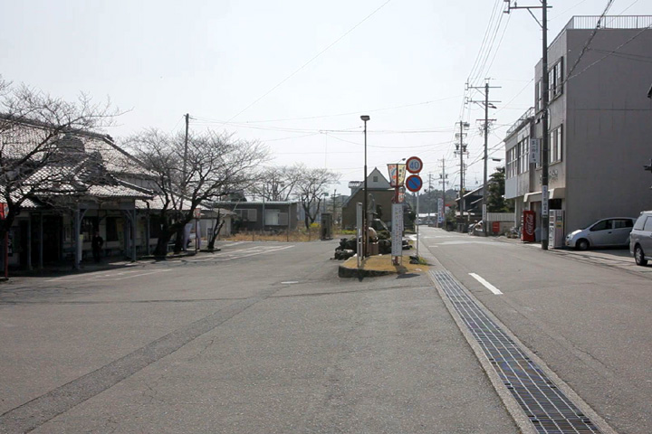 養老線養老駅前の伊勢街道(養老町鷲巣)