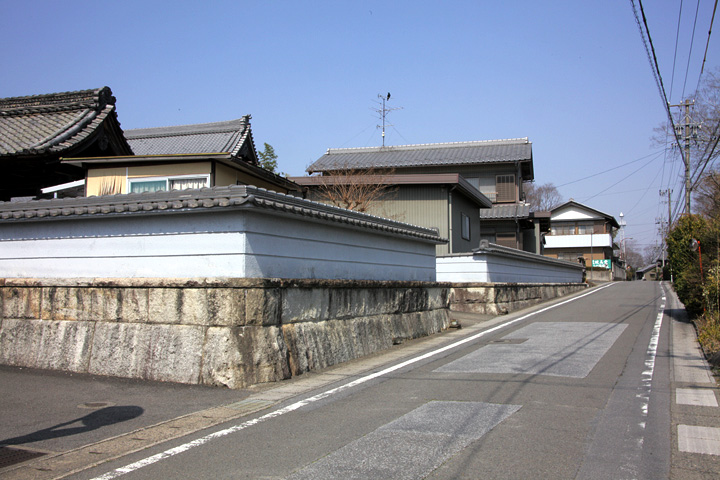 観音寺前の伊勢街道(養老町小倉)