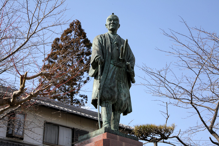 平田靱負翁像(養老町大巻)