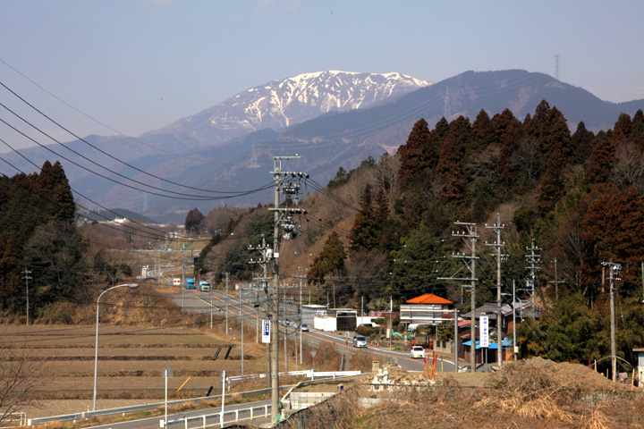 国道365号線越しに伊吹山を見る