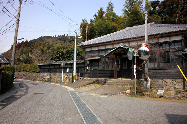 東五井家の一角にある郵便局跡の建物