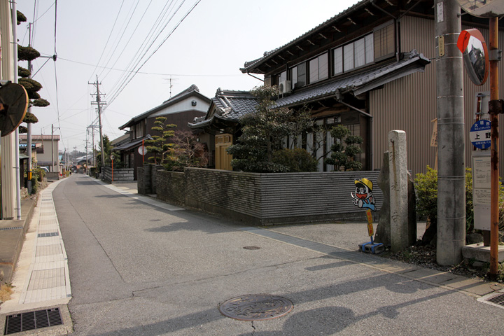 琳光寺参道前の伊勢街道