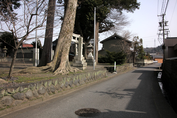 素盞鳴神社前の伊勢街道