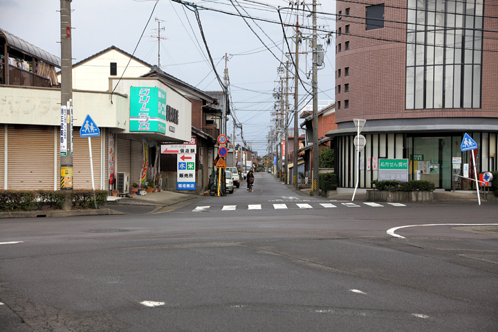 県道199号線を渡る