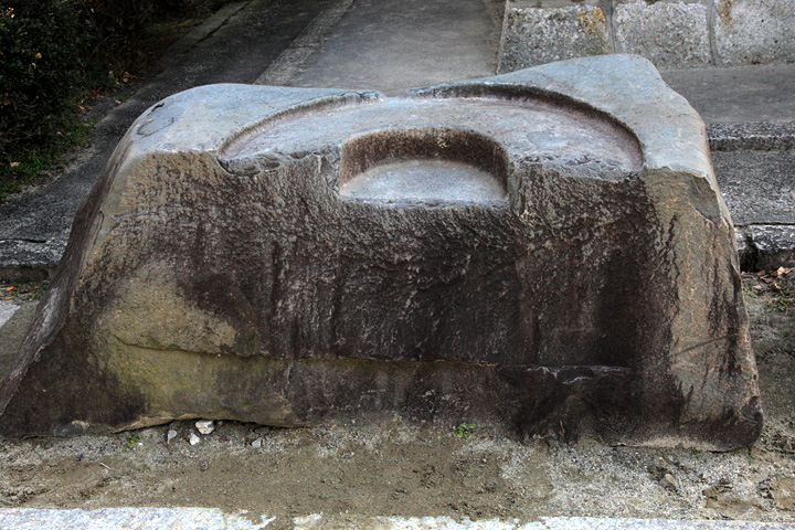 蓮台寺(東流廃寺)の塔礎石