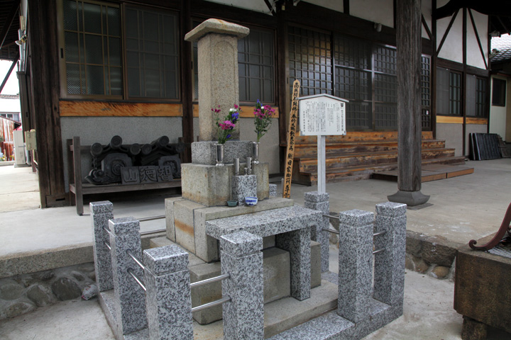 誓願寺 織田信安夫妻の墓