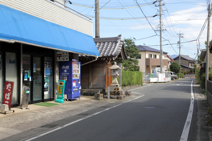 篠束の常夜灯前の伊那街道