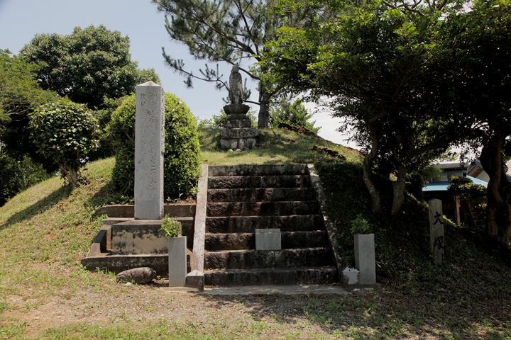 信玄塚「大塚」武田軍の戦死者を弔う