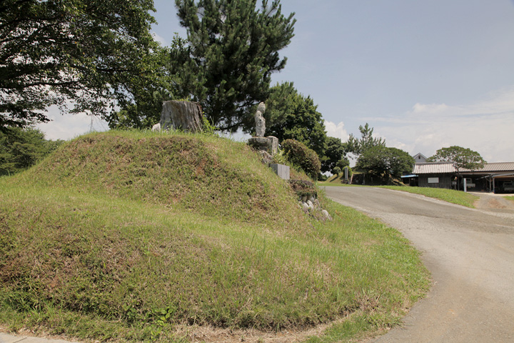 信玄塚「小塚」織田・徳川連合軍の戦死者を弔う