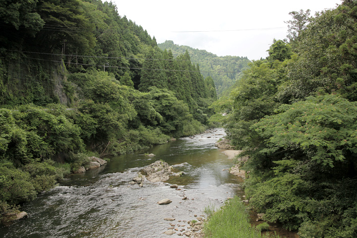 伊那街道を避けて寒狭川べりを落ちのびた