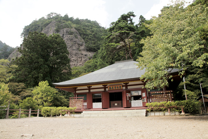 鳳来寺山本堂