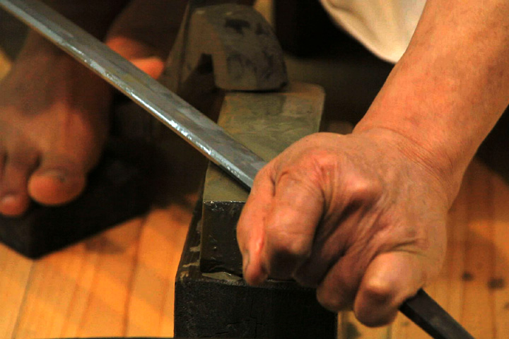 研師(とぎし)の作業