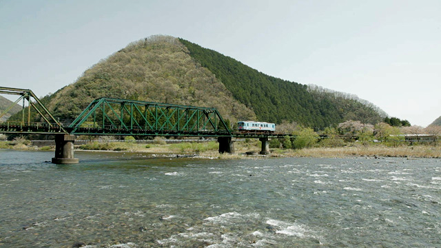 根尾川を渡る樽見鉄道車両