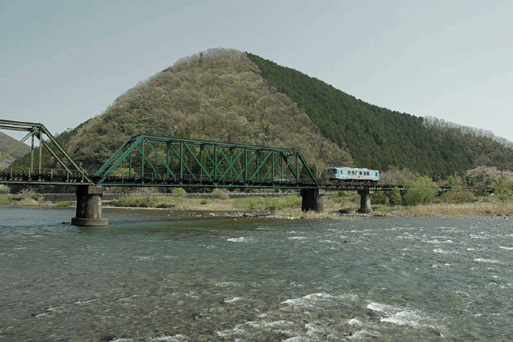 根尾川を渡る車輌(谷汲口駅を過ぎたあたり)