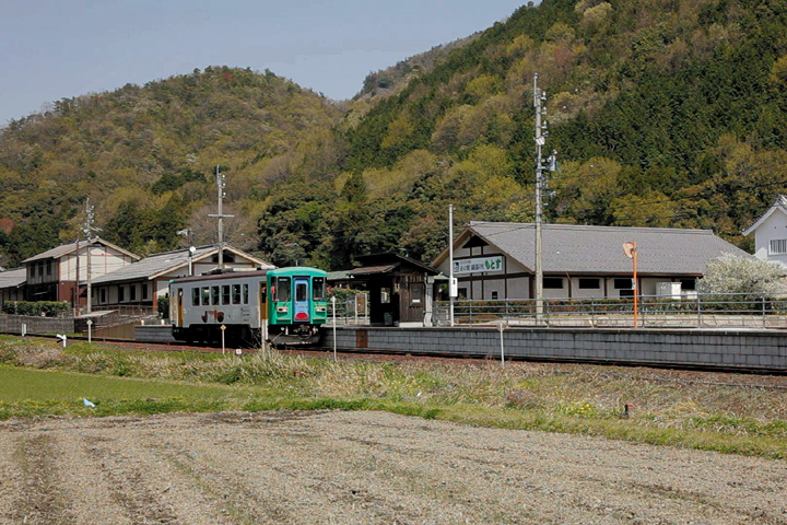 織部駅と織部の里