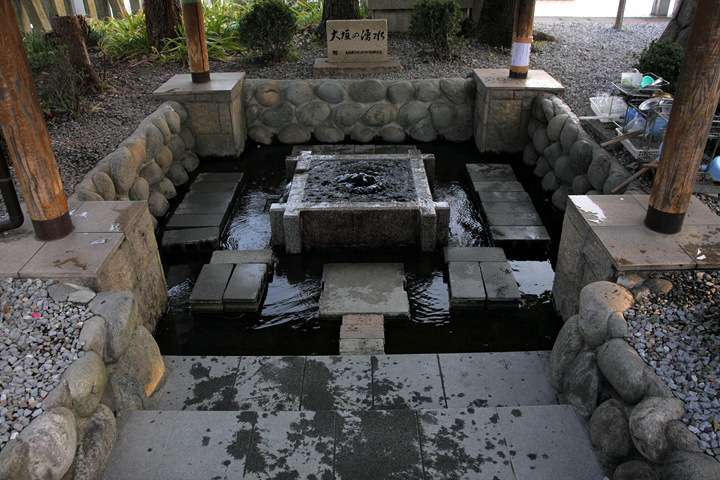 八幡神社「大垣の湧水」