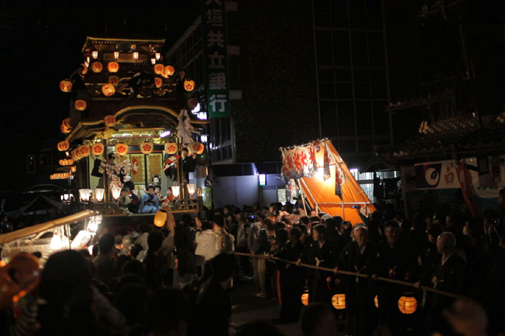 夜になり提灯を装着して垂井宿中心部へ向かう