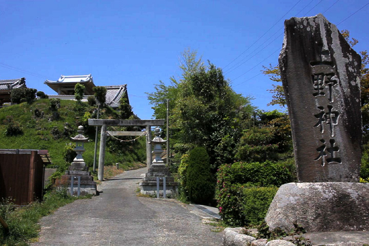 上野神社参道と左山頂にある最勝寺
