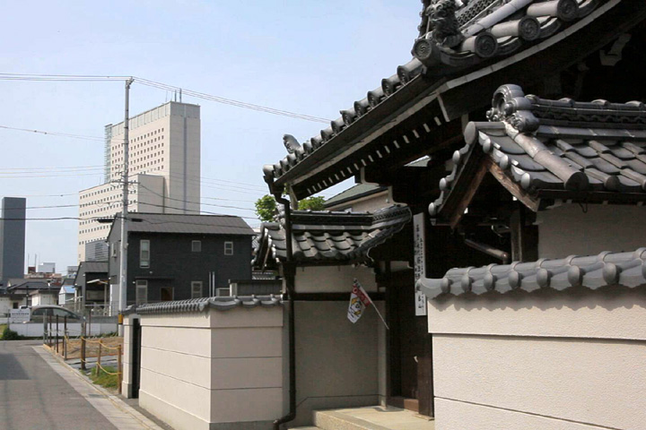 積善寺山門前の風景