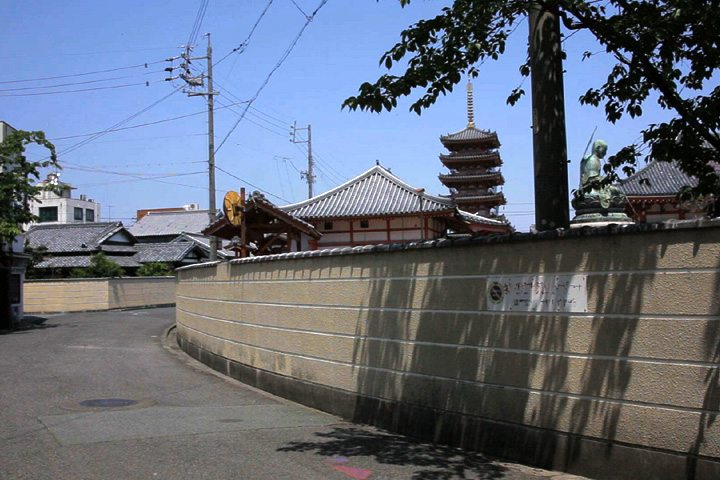 如意輪観音前の伊勢街道