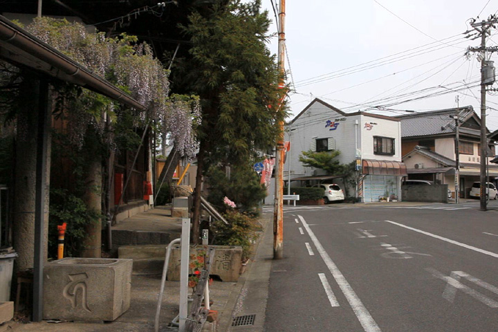 閻魔堂(眞教寺)前の伊勢街道右に折れる