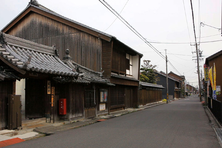 八幡町を行く街道