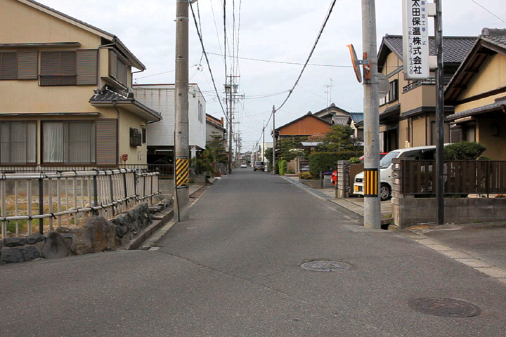 香良洲道との追分付近の伊勢街道