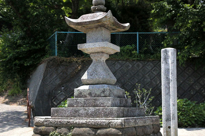 称念寺山門前の常夜燈