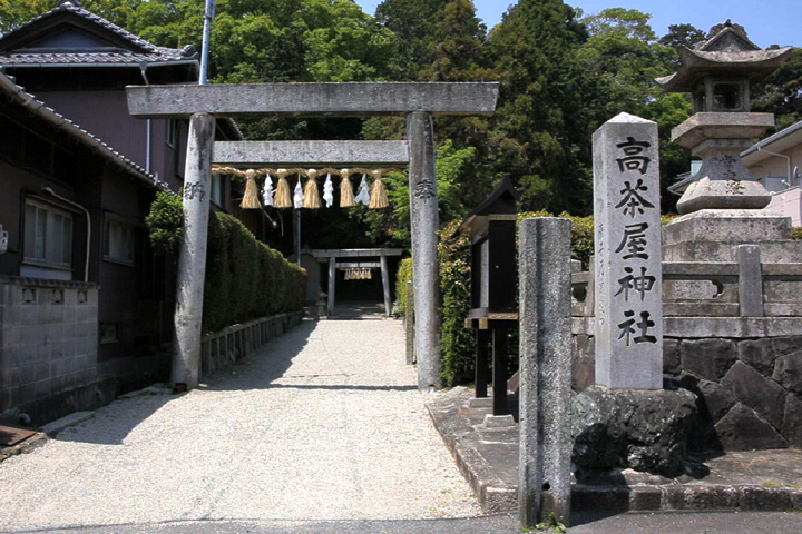 高茶屋神社と常夜灯