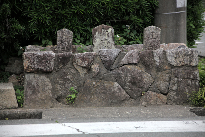 山ノ神三基　勝見の交差点に建っている