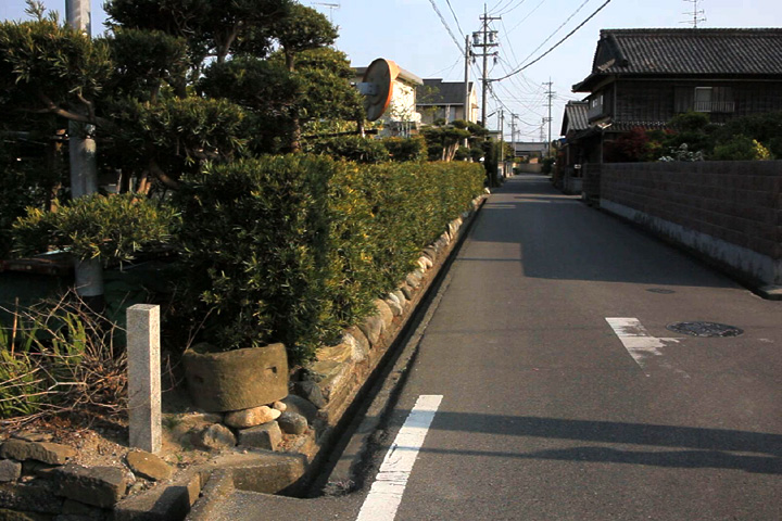 小津一里塚跡前の伊勢街道