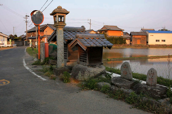 常夜燈と庚申塚と山の神二基(久米)