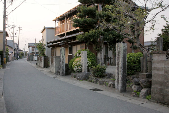 古川水神常夜燈前の伊勢街道