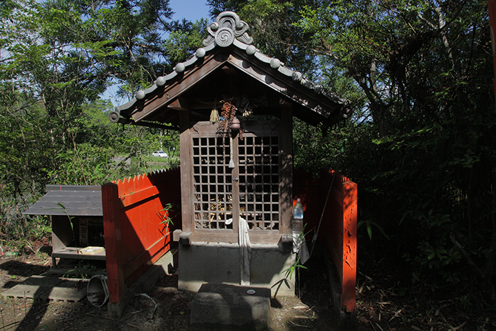 池のほとりにある祠