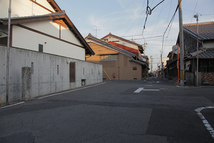 道標　手前に大和街道　右手に曲がると割烹旅館三田清