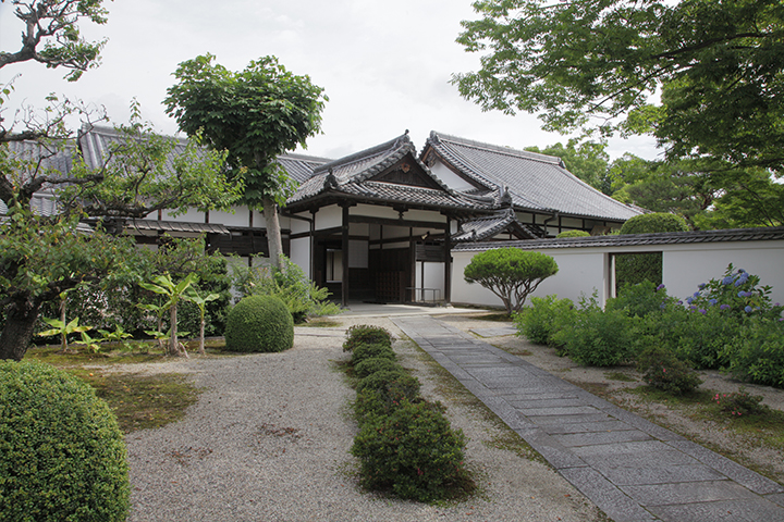 玄関棟　教員の控え室や事務職の部屋として使用された