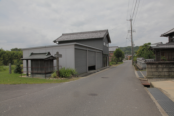 伊賀市円徳院、柘植川の傍らにある祠