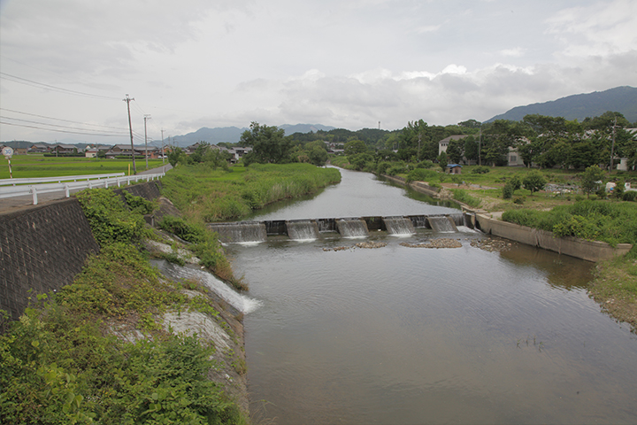 柘植川　前方の集落は下柘植