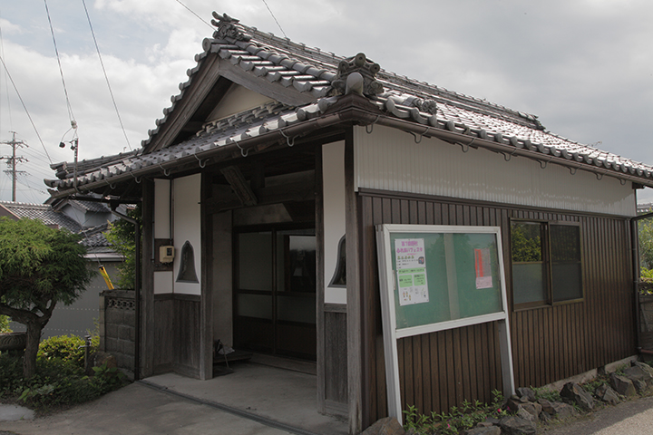 大師堂の前で街道は鍵の手に曲がる