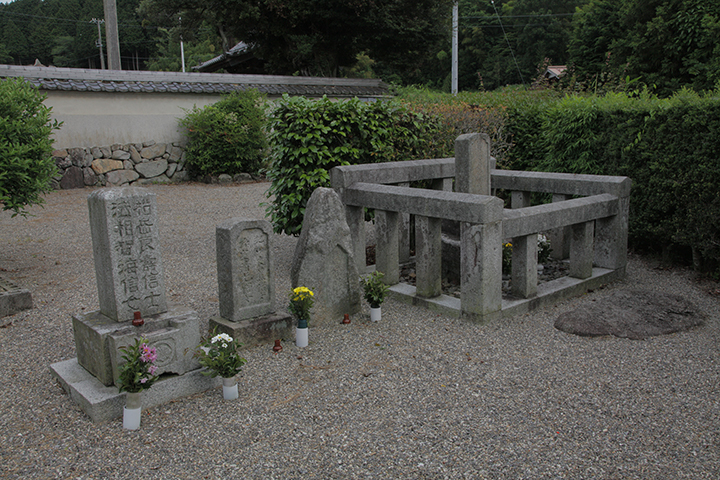 松尾家の墓　右側の囲いが芭蕉の墓