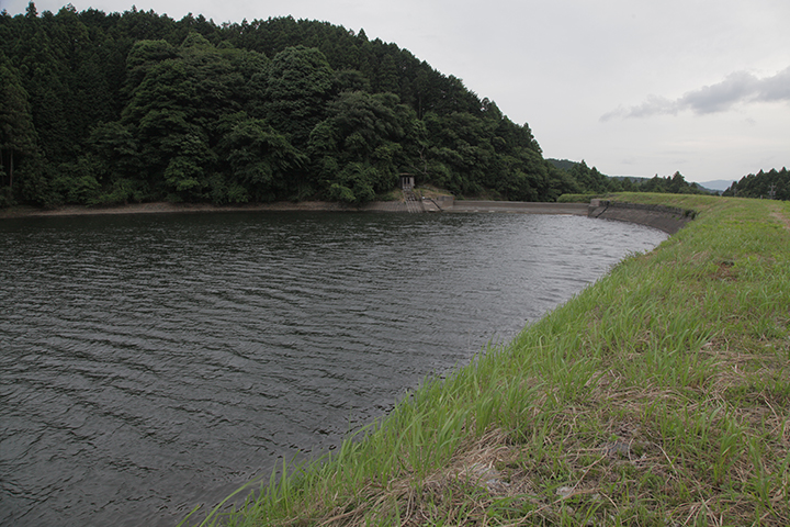 鴉山池　灌漑用の人工貯水池　街道はこの北を通る