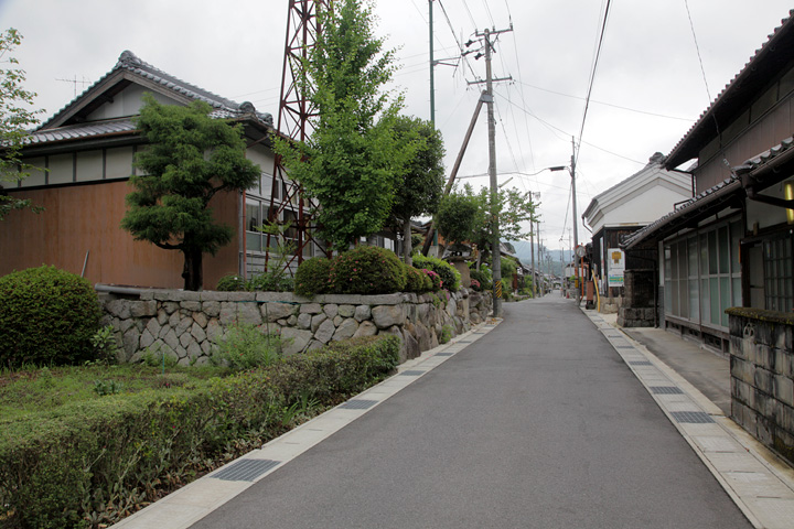 町区公民館の火除け土手