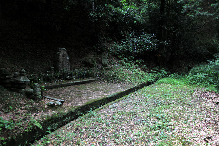 掘出地蔵(お紋地蔵)と大和街道