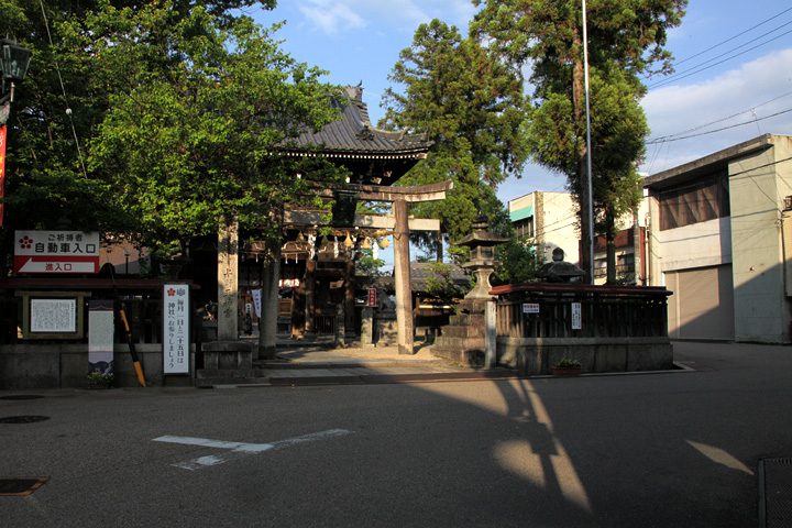 菅原神社(上野天神宮)前の鍵の手